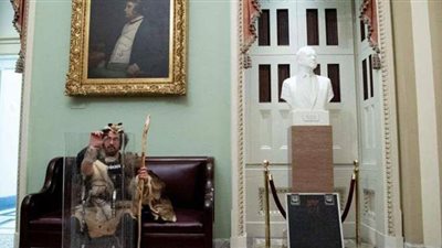 من رجل الفراء الذي ظهر أثناء اقتحام الكونجرس؟