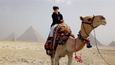 الطفل المصري صاحب لقب شخصية العام بالنمسا يزور الأهرمات | صور