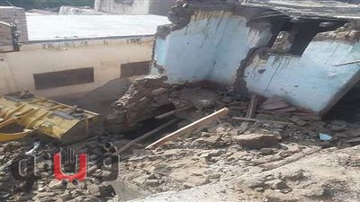 إزالة منزل آيل للسقوط بعد انهيار أجزاء منه في الشرقية