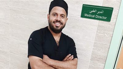 «فراج هنداوي» راهب الطب يقاتل كورونا.. الطبيب الشاب «يعتكف» 7 أشهر داخل مستشفى عزل ملوي.. ابن المنيا: كلنا نعمل للخروج من الأزمة