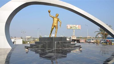 من القدم إلى اليد..  مدخل الإسكندرية تائه بين تماثيل اللاعبين | صور