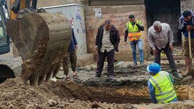 استمرار أعمال إصلاح ماسورة الصرف الصحى بفاقوس فى الشرقية