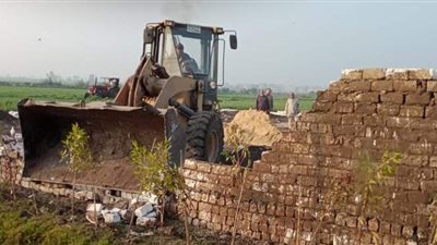 نائب رئيس مدينة المنصورة يزيل حالتي بناء على أرض زراعية