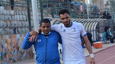 نقل أبوالنصر حلمي مهاجم السويس للمستشفي بعد تعرضه لارتجاج بالمخ | صور