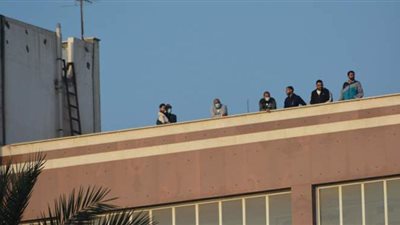 أب يحمل نجله مريض السرطان أعلى مستشفى طنطا لمشاهدة مباراة السويس | صور