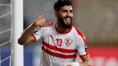 فرجاني ساسي يصل القاهرة على خطوط مصر للطيران بصحبة زوجته ونجله