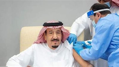 الملك سلمان يتلقى الجرعة الأولى من لقاح فيروس كورونا | فيديو
