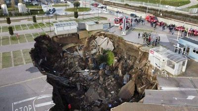 حفرة عملاقة تبتلع سيارات جراج مستشفى في إيطاليا| فيديو وصور