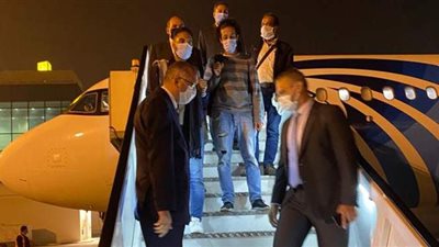 بعد 25 يوما.. مطار القاهرة يستقبل البحارين المصريين المختطفين بنيجيريا | صور