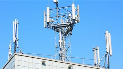 إزالة محطة تقوية لإحدى شركات المحمول من أعلى عقار بضواحي بورسعيد