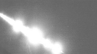 كرة نارية لامعة تظهر بسماء أبو ظبي تثير قلق المواطنين | صور