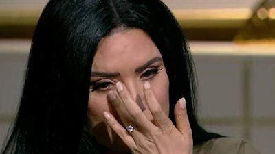 عبير صبري باكية: 