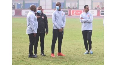 موسيماني يجتمع مع جهازه المعاون في الأهلي