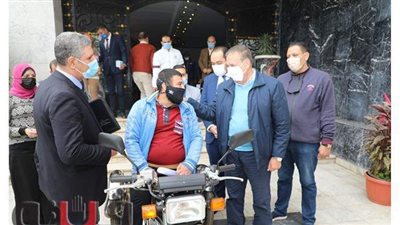 محافظ المنوفية يسلم 3 كراسي ودراجة بخارية ومساعدات مالية لحالات إنسانية | صور
