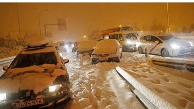 لم تحدث منذ 50 عاما.. الثلوج تصيب حركة المرور والقطارات والمطار في مدريد بالشلل| فيديو