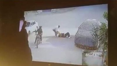 لحظة سحل محامية في شوارع المعصرة لسرقة حقيبتها | فيديو