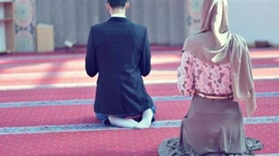 هل يجوز شرعا أن يؤدي الزوج والزوجة صلاة الجماعة بحسب مذهب أبي حنيفة؟.. دار الإفتاء تجيب