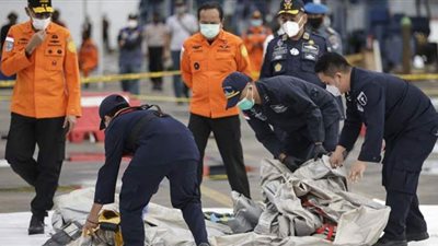 العثور على أشلاء بشرية في موقع تحطم الطائرة الإندونيسية