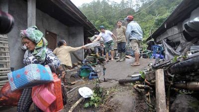 بعد فاجعة تحطم الطائرة.. مصرع وإصابة 38 شخصًا في انهيار أرضي بإندونيسيا