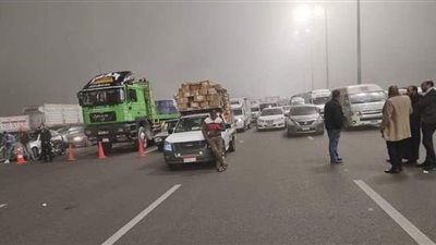 المرور يجري تفويج للسيارات على الطرق الصحراوية بسبب الشبورة المائية