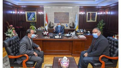 محافظ الإسكندرية يباشر مهام عمله بمكتبه عقب تعافيه من كورونا | صور