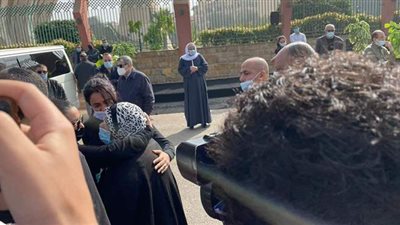 انهيار شقيقة هادي الجيار خلال مراسم صلاة الجنازة | فيديو