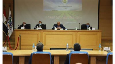 وزير الزراعة يبحث مع قيادات الوزارة موقف استغلال الأصول والأراضي