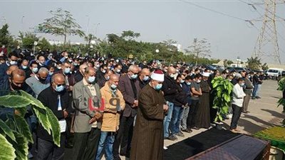 وداعاً تلميذ مدرسة المشاغبين.. تعقيم جثمان هادي الجيار بسبب كورونا.. انهيار شقيقته.. وأشرف زكي وفتوح أحمد بالجنازة | فيديو