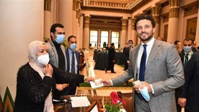 محافظ قنا يكرم النماذج المشرفة من كبار السن