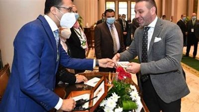 حازم إمام يتسلم كارنيه عضوية مجلس النواب