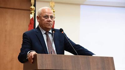 محافظ بورسعيد يشدد على سرعة الانتهاء من تطوير الصرف الصحي بالضواحي