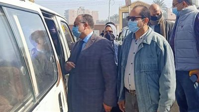 حملات للتشديد على ارتداء الكمامات في المواصلات بمواقف أبوتيج بأسيوط