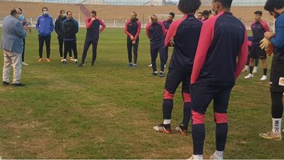 عادل فتحي يطالب لاعبي المقاولون بغلق صفحة الكونفدرالية والتركيز بالدوري