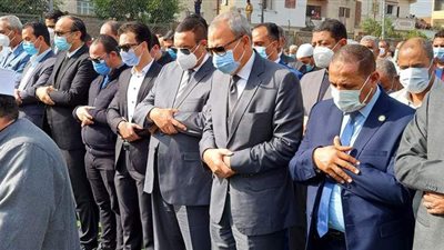 هشام آمنة والهجان يشهدان صلاة الجنازة على مدير صحة القليوبية | صور