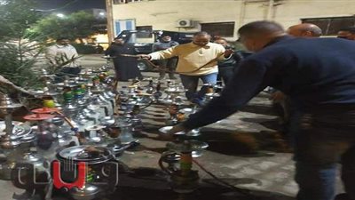 ضبط صاحب مقهى يقدم الشيشة للزبائن في الشرقية| صور