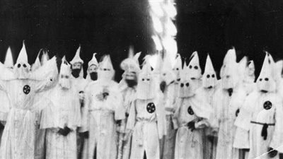 ملوك العنصرية.. أبرز جماعات سيادة العرق الأبيض في أمريكا | صور