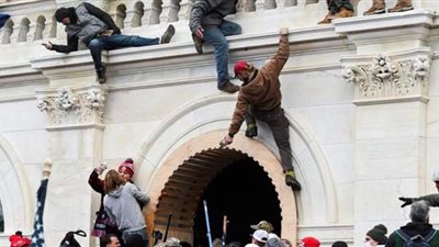 مفاجأة.. تورط الأمن في عملية اقتحام الكونجرس الأمريكي