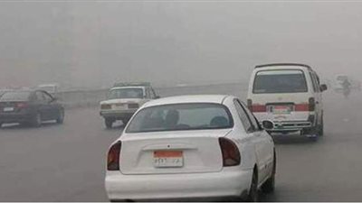 المرور تجري أعمال تفويج للسيارات أعلى الطرق المغلقة بسبب الشبورة