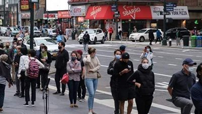 امرأة تقفز من مبنى شاهق حاملة معها طفلتها في نيويورك