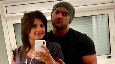 قبلة أحمد العوضي لياسمين عبد العزيز تثير جدلا بين النشطاء