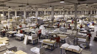 أبزرها أزمات الملابس والأثاث.. تأثير كورونا على الصناعة المصرية