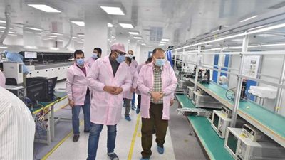 محافظ أسيوط يزور المنطقة التكنولوجية ويتفقد مصنعا لإنتاج المحمول | فيديو
