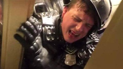 سحق شرطي أمريكي على أبواب الكونجرس | فيديو