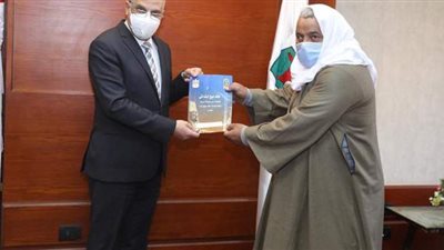 محافظ سوهاج يعتمد 2553 عقدا لتقنين أراضي الدولة