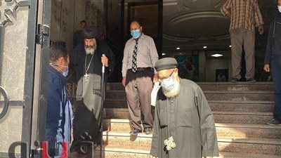 خروج مطران بورسعيد من المستشفى بعد تماثله للشفاء من كورونا | صور