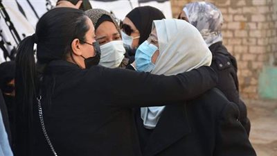 بكلمات مؤثرة.. شقيقة هادي الجيار تودعه أثناء مواراته الثرى | فيديو