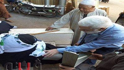 طبيب بدرجة إنسان.. حسني حافظ يسعف سيدة أصابها الإعياء بالشارع في الشرقية