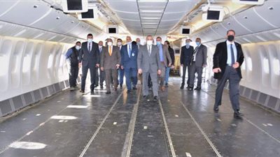 وزير الطيران يتفقد أتوبيسات نقل الركاب الجديدة بمطار القاهرة