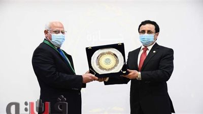 عادل الغضبان يتسلم جائزة أفضل محافظ في العالم العربي | صور