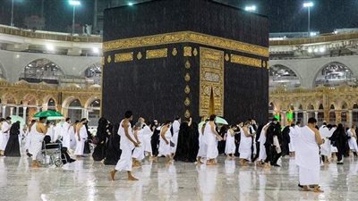 أجواء روحانية لحظة هطول الأمطار في المسجد الحرام | فيديو وصور